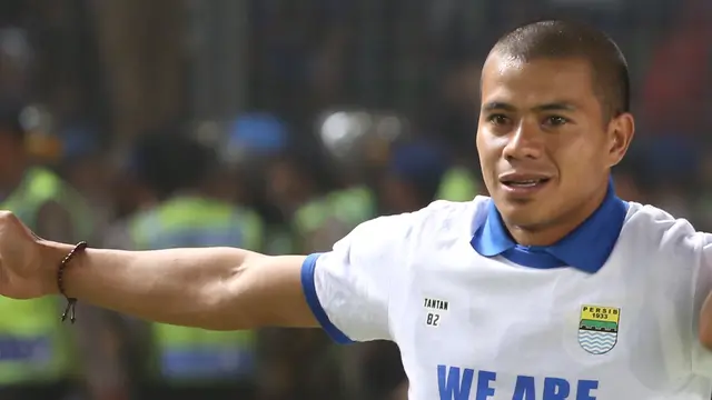 Pemain Persib Bandung Tantan saat merayakan kemenangan di Stadion Gelora Bung Karno, Senayan, Minggu, (18/10/2015). (Bola.com/Nicklas Hanoatubun).
