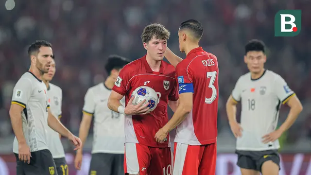 Pemain Timnas Indonesia, Jay Idzes memberikan bola kepada Ole Romeny untuk mengeksekusi tendangan penalti dalam laga lanjutan putaran ketiga Kualifikasi Piala Dunia 2026 melawan China di Stadion Utama Gelora Bung Karno (SUGBK), Senayan, Jakarta, Selasa (05/06/2025). (Bola.com/Bagaskara Lazuardi)