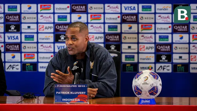 Pelatih Timnas Indonesia, Patrick Kluivert, memberikan keterangan pers di Stadion Utama Gelora Bung Karno (SUGBK) Senayan, Rabu (4/6/2025). Tim Garuda akan menghadapi China di Kualifikasi Piala Dunai 2026 yang digelar di SUGBK pada Kamis (5/6/2025) malam WIB. (Bola.com/Bagaskara Lazuardi)