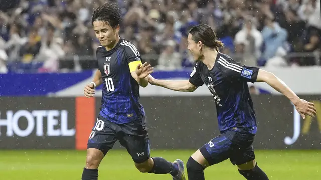 Pemain Jepang, Takefusa Kubo melakukan selebrasi setelah mencetak gol ke gawang Timnas Indonesia dibayangi Mees Hilgers dalam laga Grup C Putaran Ketiga Kualifikasi Piala Dunia 2026 di Suita Stadium, Jepang, Selasa (10/06/2025). (AP Photo/Kyodo News/Shohei Miyano)