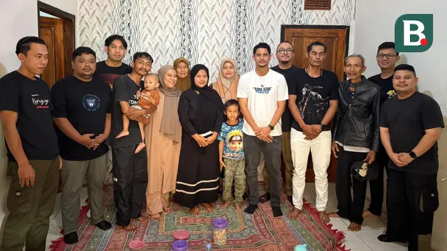 Manajemen Persib Bandung bersama Viking Persib Club (VPC) bersinergi memberikan santunan kepada keluarga bobotoh yang meninggal karena kecelakaan di rumah duka, Kampung Cipari, RT 03/RW 06, Desa Mukapayung, Kecamatan Cililin, Kabupaten Bandung Barat (KBB). (Bola.com/Erwin Snaz)