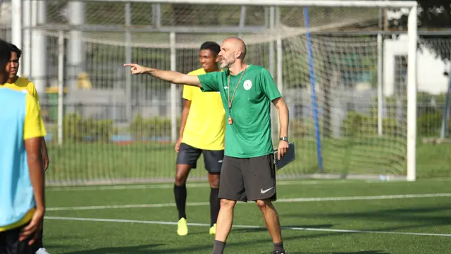 Pelatih PSS Sleman, Eduardo Perez saat memimpin anak asuhnya berlatih di lapangan ABC Senayan, Jakarta. (Dok. PSS Sleman)