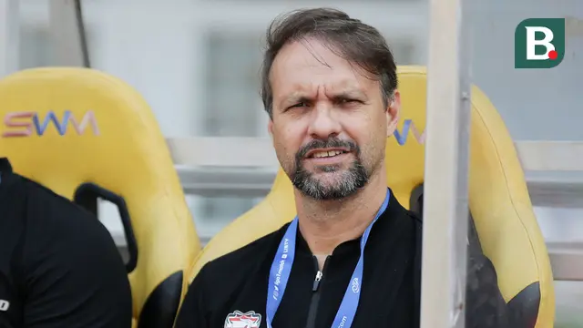 Pelatih Madura United, Mauricio Souza, mengamati anak asuhnya saat melawan Persikabo 1973 dalam laga pekan kesembilan BRI Liga 1 2023/2024 di Stadion Wibawa Mukti, Cikarang, Sabtu (19/8/2023). (Bola.com/Abdul Aziz)