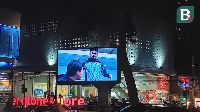 Saddil Ramdani secara resmi diperkenalkan sebagai pemain Persib Bandung melalui tayangan videotron yang berlokasi di depan Erafone & More Dago, Jl. Ir. H. Juanda No. 52, Bandung, pada Rabu, 11 Juni 2025 pukul 18.30-19.00 WIB. (Bola.com/Erwin Snaz)
