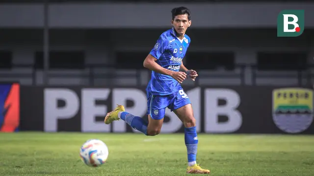 Pemain Persib Bandung, Ryan Kurnia menggiring bola pada laga lanjutan pekan ke-3 BRI Liga 1 2023/2024 antara Persib Bandung melawan Dewa United FC di Stadion Gelora Bandung Lautan Api (GBLA), Bandung, Jumat (14/07/2023). (Bola.com/Bagaskara Lazuardi)