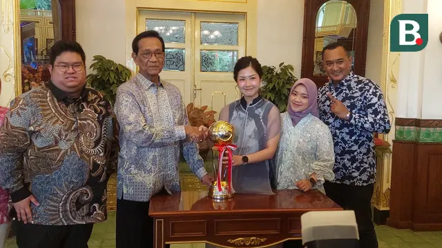 Manajemen PSIM Yogyakarta melakukan audiensi dengan Gubernur DIY, Sri Sultan Hamengku Buwono X di Gedhong Wilis, Kompleks Kepatihan Yogyakarta, Selasa (10/6/2025). (Bola.com/Ana Dewi)
