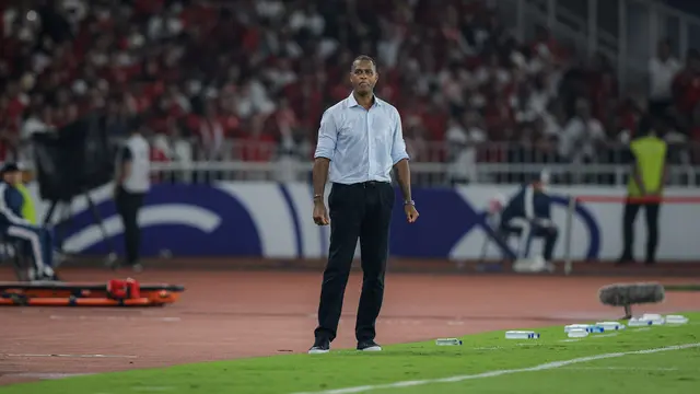 Ekspresi pelatih Timnas Indonesia, Patrick Kluivert, saat melawan Timnas China dalam laga Kualifikasi Piala Dunia 2026 zona Asia di Stadion Utama Gelora Bung Karno (SUGBK) Senayan, Jakarta, Kamis (5/6/2025). (Bola.com/Bagaskara Lazuardi)