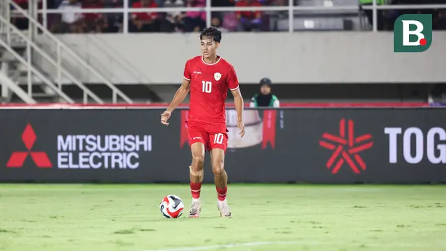 Pemain Timnas Indonesia, Rafael Struick menggiring bola saat laga Grup B Piala AFF 2024 melawan Filipina yang berlangsung di Stadion Manahan, Solo, Jawa Tengah, Sabtu (21/12/2024). (Bola.com/Abdul Aziz)