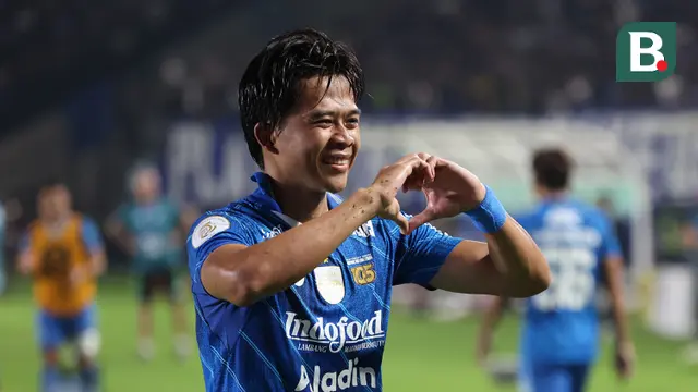 Selebrasi pemain Persib Bandung, Edo Febriansyah setelah mencetak gol ketiga timnya ke gawang Bali United pada laga leg kedua semifinal Championship Series BRI Liga 1 2023/2024 di Stadion Si Jalak Harupat, Soreang, Kabupaten Bandung, Sabtu (18/5/2024). (Bola.com/Abdul Aziz)