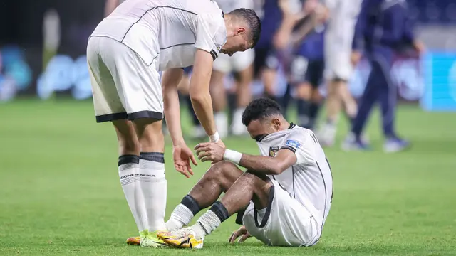 Pemain Timnas Indonesia, Jay Idzes (kiri) memberikan dukungan kepada Yance Sayuri yang tak mampu membendung kesedihannya setelah laga terakhir putaran ketiga Grup C Kualifikasi Piala Dunia 2026 melawan Jepang di Suita Stadium, Jepang, Selasa (10/06/2025). (AFP/Paul Miller)