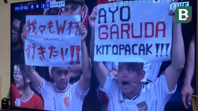 Banner suporter Timnas Indonesia di di Suita Stadium, Osaka, membuat fans Timnas Jepang terharu. (X)