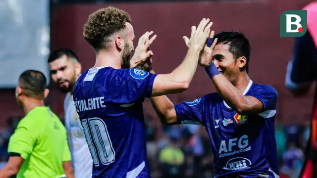 M. Khanafi selebrasi dengan Ze Valente yang memberi umpan terjadi gol menit ke-87 lawan Arema FC di BRI Liga 1 2024/2025. (Bola.com/Gatot Sumitro)