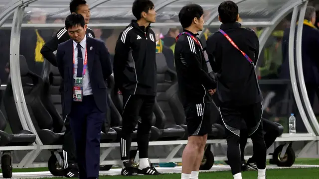 Pelatih Timnas Jepang, Hajime Moriyasu (kiri), bereaksi setelah kekalahan dalam pertandingan Kualifikasi Piala Dunia FIFA 2026 antara Australia dan Jepang di Stadion Optus di Perth pada tanggal 5 Juni 2025. (COLIN MURTY/AFP)
