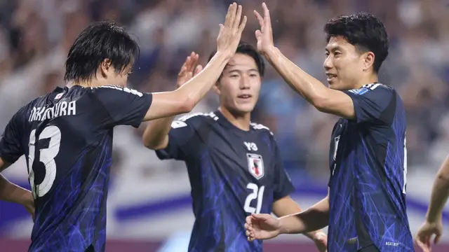 Pemain depan Jepang, Mao Hosoya (kanan), merayakan gol keenam timnya bersama rekan satu timnya, termasuk Ryunosuke Sato (tengah, 21), dalam pertandingan kualifikasi Piala Dunia Grup C antara Jepang dan Indonesia di Osaka pada 10 Juni 2025. (PAUL MILLER /AFP)