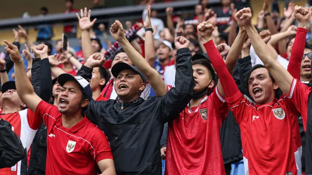 Para suporter Timnas Indonesia memberikan dukungan kepada timnya dalam laga terakhir Grup C Putaran Ketiga Kualifikasi Piala Dunia 2026 melawan Jepang di Suita Stadium, Jepang, Selasa (10/06/2025). (AFP/Paul Miller)