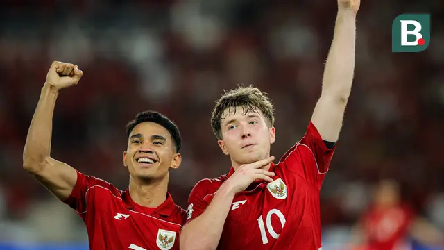Dua pemain Timnas Indonesia, Marselino Ferdinan dan Ole Romeny, merayakan gol ke gawang Bahrain dalam laga Kualifikasi Piala Dunia 2026 zona Asia di Stadion Utama Gelora Bung Karno (SUGBK) Senayan, Jakarta, Selasa (25/3/2025) malam WIB. (Bola.com/Bagaskara Lazuardi)