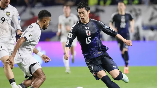 Bek sayap Timnas Indonesia, Yance Sayuri, berusaha menghalangi pergerakan gelandang Jepang, Daichi Kamada, dalam laga Kualifikasi Piala Dunia 2026 zona Asia di Stadion Suita, Osaka, Selasa (10/6/2025). (STR / JIJI PRESS / AFP)