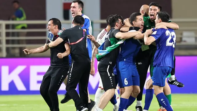 Pemain Timnas Uzbekistan merayakan keberhasilan lolos ke putaran final Piala Dunia 2026. Pada laga kesembilan putaran ketiga Grup A kualifikasi Piala Dunia 2026, Uzbekistan bermain imbang 0-0 kontra Uni Emirat Arab di Al Nahyan Stadium, Kamis (5/6/2025) malam WIB. (AFP/Fadel SENNA)