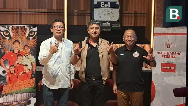 Presiden Persija Jakarta, Mohamad Prapanca (kiri), bersama manajer tim Ardhi Tjahjoko, dan pelatih interim Ricky Nelson dalam acara Ngopi Bareng di Persija Sarinah, Jakarta Pusat, Kamis (12/6/2025). (Bola.com/Muhammad Adi Yaksa)