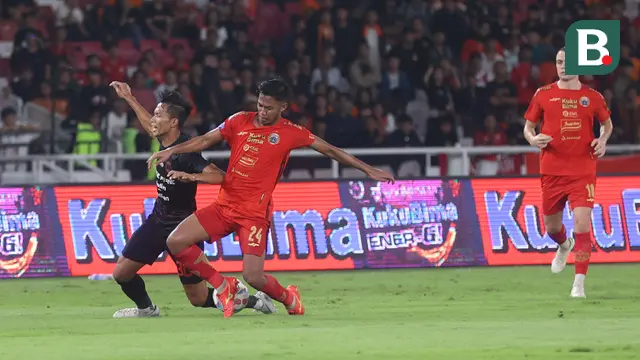 Pemain Persija Jakarta, Resky Fandi (tengah) berebut bola dengan pemain Persis Solo, Eky Taufik pada laga pekan ke-31 BRI Liga 1 2023/2024 di Stadion Utama Gelora Bung Karno (SUGBK) Senayan, Jakarta, Rabu (17/4/2024) malam WIB. (Bola.com/M Iqbal Ichsan)