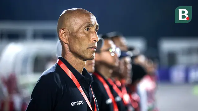 Pelatih Timnas Putri Indonesia, Satoru Mochizuki, saat melawan Singapura dalam laga uji coba di Stadion Madya, Senayan, Jakarta, Selasa, (28/5/2024). (Bola.com/Bagaskara Lazuardi)
