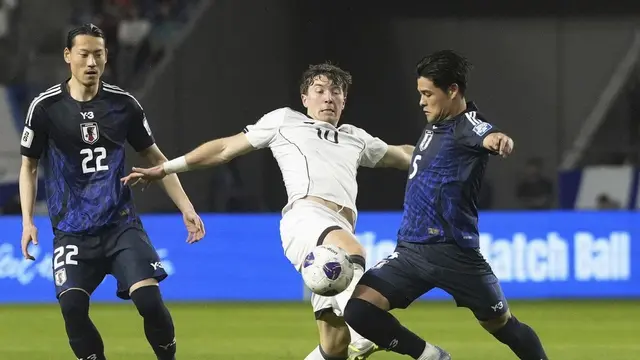 Striker Timnas Indonesia, Ole Romeny, dihentikan oleh pemin Jepang, Kaishu Sano, dalam pertandingan Kualifikasi Piala Dunia 2026 zona Asia di Stadion Suita, Kamis (10/6/2025). (Shohei Miyano/Kyodo News via AP)
