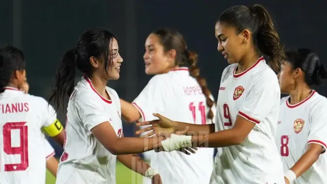 Claudia Scheunemann mencetak gol bagi timnas putri Indonesia pada semifinal Piala AFF 2024 melawan Singapura. (X Timnas Indonesia)