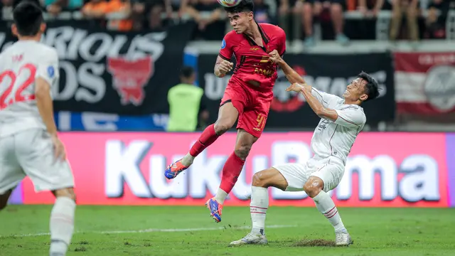 Bek Persija Jakarta, Muhammad Ferarri memenangkan duel udara melawan bek Persis Solo, Eky Taufik, dalam laga pekan ketiga BRI Liga 1 2024/2025 di Jakarta International Stadium (JIS), Sabtu (24/8/2024) malam. (Bola.com/Bagaskara Lazuardi)