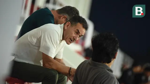 Pelatih Timnas Indonesia U-23, Gerald Vanenburg, memantau pemain muda Arema FC dan Persik Kediri di Stadion Kanjuruhan, Kabupaten Malang, Minggu (11/5/2025). (Bola.com/Iwan Setiawan)