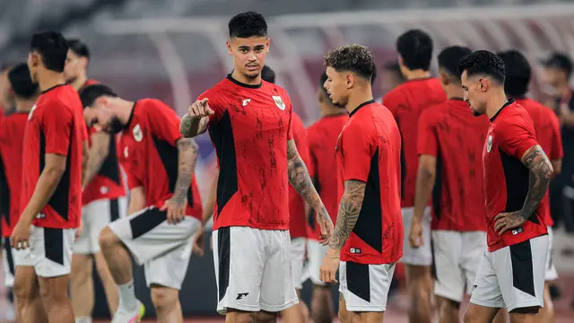 Latihan resmi Timnas Indonesia jelang pertandingan melawan China di SUGBK, Jakarta, Rabu (4-6-2025). (Bola.com/Bagaskara Lazuardi)
