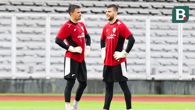 Emil Audero (kiri) dan Maarten Paes (kanan) terlihat sedang bercengkrama saat sesi latihan Timnas Indonesia di Stadion Madya, Gelora Bung Karno, Jakarta, Sabtu (22/3/2025).