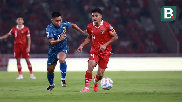 Pemain Timnas Indonesia, Asnawi Mangkualam (kanan) berebut bola dengan pemain Brunei Darussalam, Mohammad Khairil Shahme pada laga putaran pertama Kualifikasi Piala Dunia 2026 Zona Asia di Stadion Utama Gelora Bung Karno (SUGBK), Kamis (12/10/2023) malam WIB. Timnas Indonesia menang 6-0 atas Brunei Darussalam. (Bola.com/M Iqbal Ichsan)