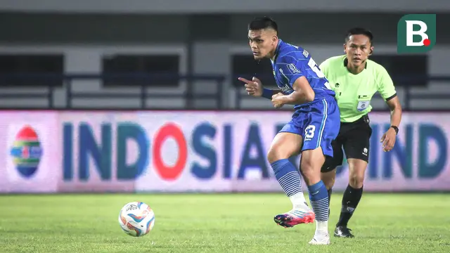 Pemain Persib Bandung, Rachmat Irianto menendang bola pada laga lanjutan pekan ke-3 BRI Liga 1 2023/2024 antara Persib Bandung melawan Dewa United FC di Stadion Gelora Bandung Lautan Api (GBLA), Bandung, Jumat (14/07/2023). (Bola.com/Bagaskara Lazuardi)