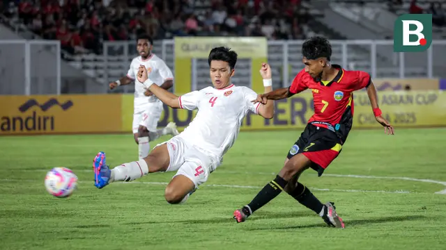 Pemain Timor Leste U-20, Luis Figo (kanan) berusaha mencetak gol dibayangi pemain Timnas Indonesia U-20, Kadek Arel pada laga Grup F Kualifikasi Piala Asia U-20 2025 di Stadion Madya, Senayan, Jakarta, Jumat (27/09/2024). (Bola.com/Bagaskara Lazuardi)