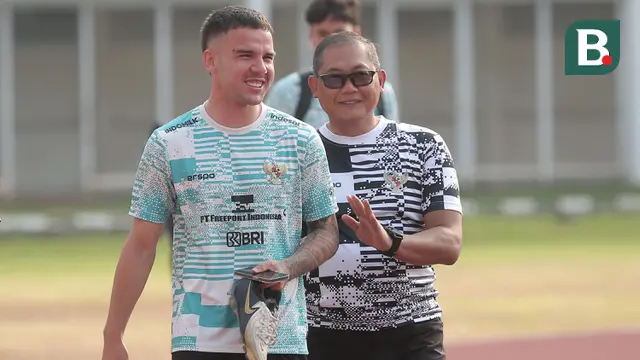Calon pemain naturalisasi Timnas Indonesia, Calvin Verdonk didampingi manajer tim, Sumardji saat mengikuti sesi latihan Timnas Indonesia di Stadion Madya, Gelora Bung Karno, Senayan, Jakarta, Jumat (31/5/2024) pagi WIB. (Bola.com/M Iqbal Ichsan)