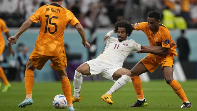 Pemain Qatar, Akram Afif (tengah) berebut bola dengan pemain Belanda, Jurrien Timber saat matchday ketiga Grup A Piala Dunia 2022 yang berlangsung di Stadion Al Bayt, Selasa (29/11/2022). (AP/Lee Jin-man)