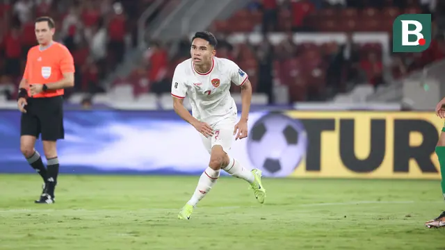 Bintang Timnas Indonesia, Marselino Ferdinan, berlari setelah mencetak gol ke gawang Arab Saudi dalam laga Kualifikasi Piala Dunia 2026 zona Asia yang digelar di Stadion Utama Gelora Bung Karno (SUGBK) Senayan, Jakarta, Selasa (19/11/2024) malam WIB. (Bola.com/Abdul Aziz)