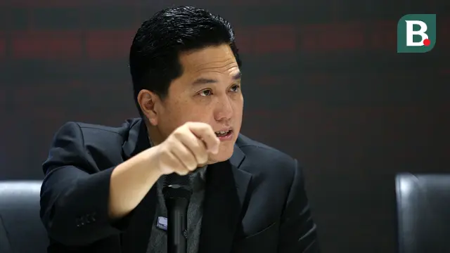 Ketua Umum PSSI, Erick Thohir memberikan keterangan kepada wartawan saat konferensi pers mengenai pembentukan yayasan PSSI dan perwasitan Indonesia di GBK Arena, Senayan, Jakarta, Kamis (22/06/2023). (Bola.com/Bagaskara Lazuardi)