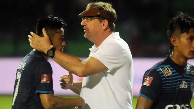 Robert Albert memberi selamat kepada Beny Wahyudi, salah satu mantan anak didiknya di Arema Cronus. (Bola.com/Iwan Setiawan)