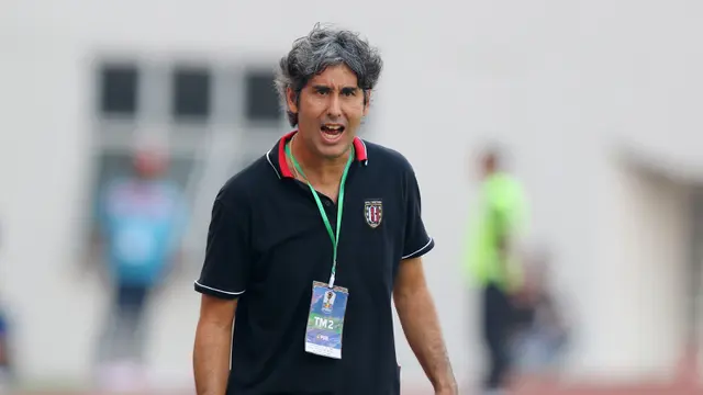 Pelatih Bali United, Stefano Cugurra Teco, saat melawan Persija Jakarta pada laga Piala Indonesia 2019 di Stadion Wibawa Mukti, Minggu (5/5). Persija menang 1-0 atas Bali United. (Bola.com/M Iqbal Ichsan)