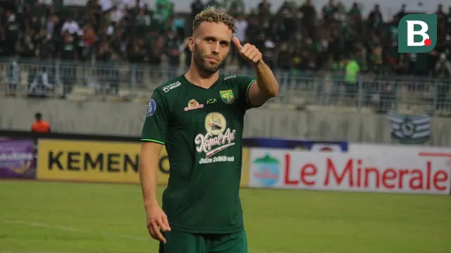 Momen pemain Persebaya, Ze Valente merayakan gol ke gawang mantan timnya PSS Sleman di BRI Liga 1 2022/2023 hari Senin (13/02/2023). (Wahyu Pratama/Bola.com)