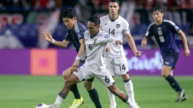 Gelandang Jepang, Wataru Endo (kiri), berebut bola dengan gelandang Indonesia, Beckham Putra Nugraha (tengah), dalam pertandingan kualifikasi Piala Dunia Grup C Asia antara Jepang dan Indonesia di Osaka pada 10 Juni 2025. (PAUL MILLER/AFP)