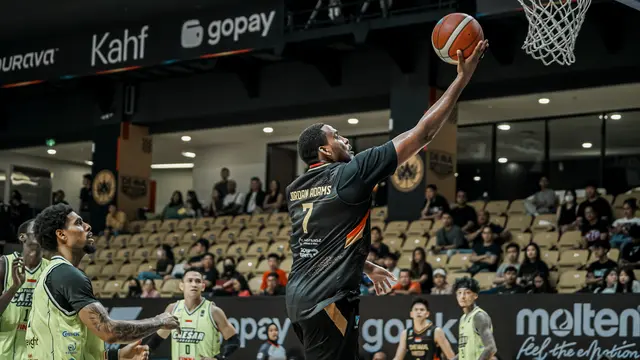 Jordan Adams memimpin Dewa United menghajar Pacific Caesar Surabaya di IBL 2025 (Dok IBL)