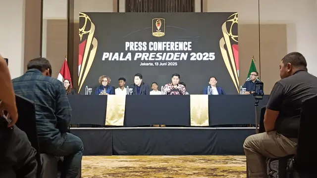 Ketua OC Piala Presiden 2025 Harsiwi Achmad, Ketua Umum PSSI Erick Thohir, dan Ketua SC Piala Presiden 2025 Maurarar Siraih pada konferensi pers, Jumat (13/6/2025). (Liputan6.com/Harley Ikhsan)