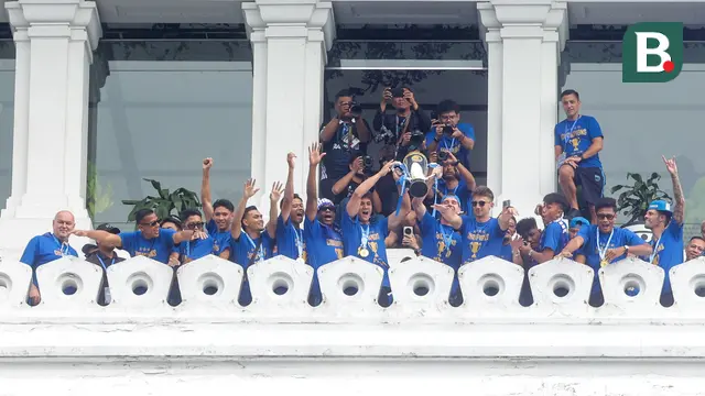 Pemain Persib Bandung mengangkat trofi saat merayakan pesta juara di Gedung Sate, Bandung, Minggu (25/5/2025). (Bola.com/M Iqbal Ichsan)