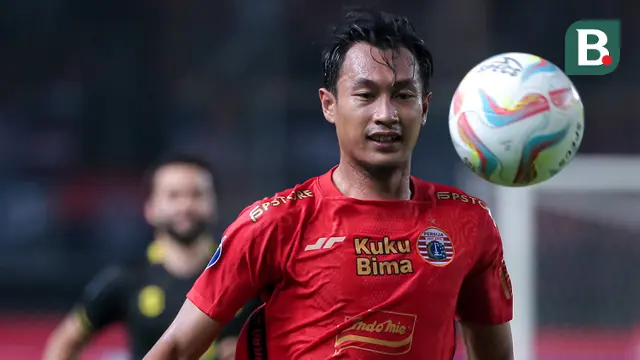 Pemain Persija Jakarta, Hansamu Yama Pranata berusaha mengontrol bola saat laga lanjutan BRI Liga 1 2023/2024 antara Persija Jakarta melawan Barito Putera di Stadion Patriot Candrabhaga, Bekasi, Sabtu (07/10/2023). (Bola.com/Bagaskara Lazuardi)