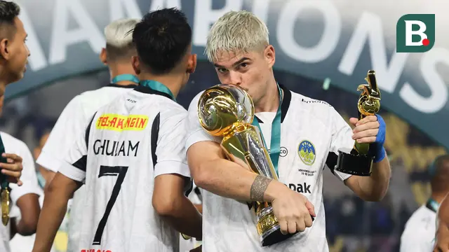 Pemain PSIM Yogyakarta, Rafinha mencium trofi Pegadaian Liga 2 2024/2025 setelah timnya berhasil menang atas Bhayangkara FC dalam laga final yang berlangsung di Stadion Manahan, Solo, Jawa Tengah, Rabu (26/02/2025). (Bola.com/Abdul Aziz)
