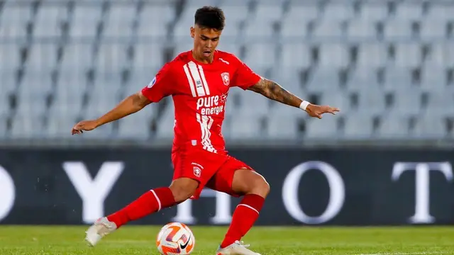 Aksi bek tengah keturunan Indonesia milik FC Twente, Mees Hilgers (paling kiri), di laga leg pertama Kualifikasi Ketiga UEFA Conference League melawan Cukaricki pada 6 Agustus 2022 lalu. (Dok. Instagram Mees Hilgers)