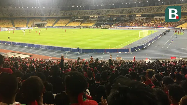 Suporter Timnas Indonesia U-16 di Stadion Nasional Bukit Jalil, Kuala Lumpur. (Bola.com/Aning Jati)