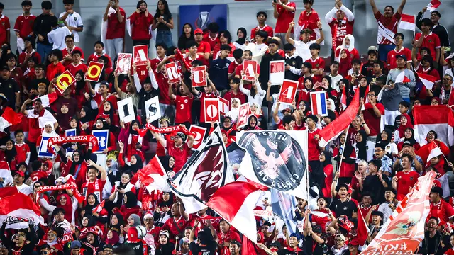 Suporter Indonesia membuat koreografi saat memberikan dukungan kepada Timnas Indonesia U-23 pada laga perempat final Piala Asia U-23 2024 melawan Korea Selatan U-23 di Abdullah bin Nasser bin Khalifa Stadium, Qatar, Jumat (26/04/2024) WIB. (Dok. AFC)